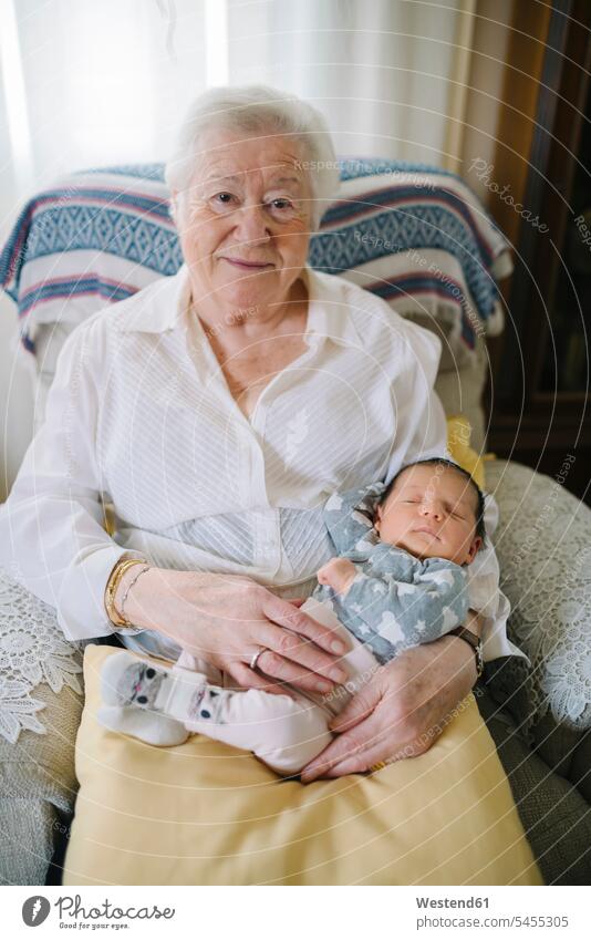 Porträt der Urgrossmutter mit ihrer Urenkelin zu Hause Seniorin älter Seniorinnen alt Urgroßmutter Uroma Urgroßmütter Uromas Senioren Frau weiblich Frauen