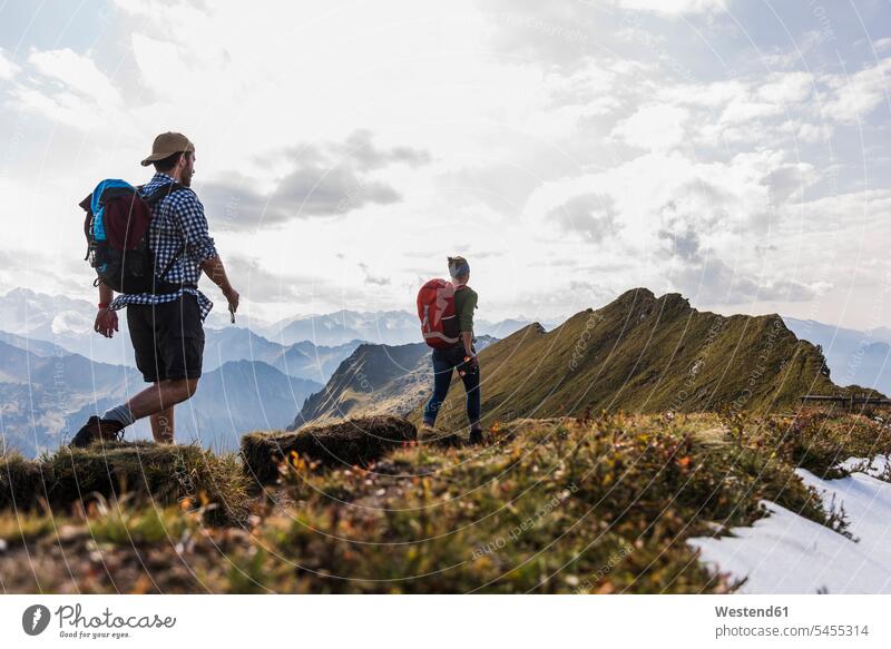 Deutschland, Bayern, Oberstdorf, zwei Wanderer wandern auf Bergrücken Gebirge Berglandschaft Gebirgslandschaft Gebirgskette Gebirgszug Berge gehen gehend geht