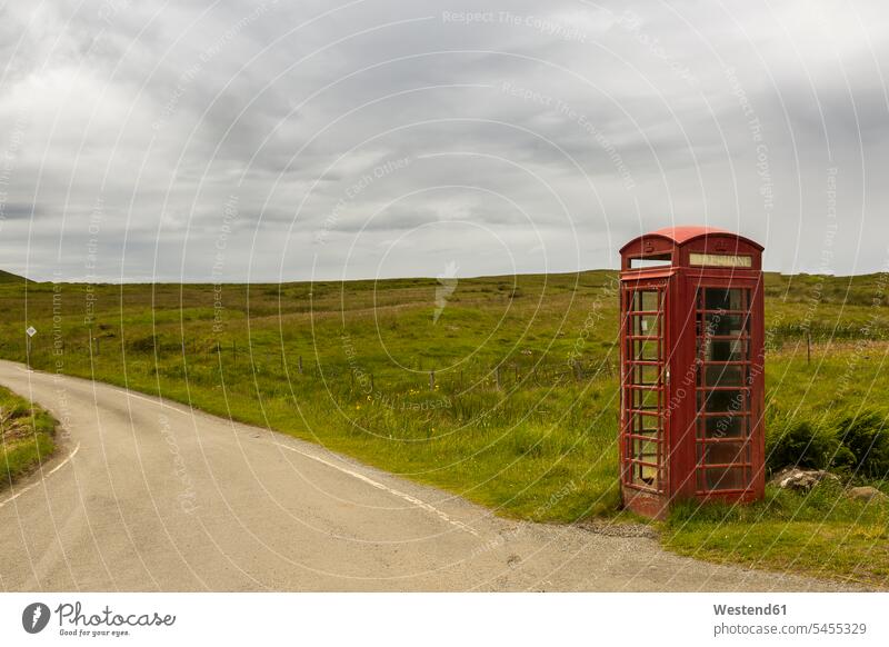 Großbritannien, Schottland, Isle of Skye, rote alte Telefonzelle am Straßenrand Vergangenheit Straßenränder Strassenrand Strassenraender Abgeschiedenheit