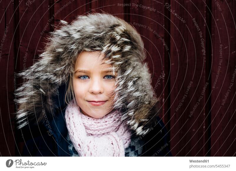 Porträt eines kleinen Mädchens mit windgepeitschter Fellkapuze weiblich lächeln Kapuze Kapuzen Portrait Porträts Portraits Wind Windstoß windig Kind Kinder Kids
