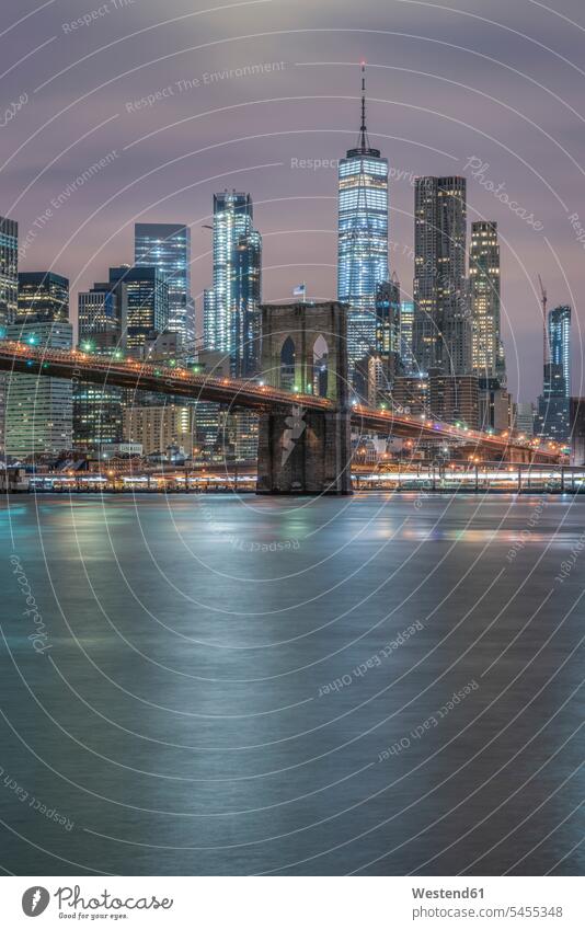 USA, New York City, Manhattan, Brooklyn, Stadtbild mit Brooklyn Bridge bei Nacht Brücke Bruecken Brücken Außenaufnahme draußen im Freien Gebäude Beleuchtung