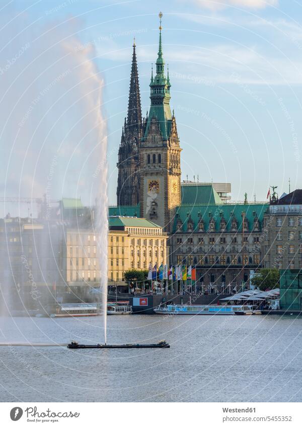 Deutschland, Hamburg, Rathaus und St. Nikolai-Denkmal mit Binnenalster und Alsterbrunnen im Vordergrund Textfreiraum Architektur Baukunst Innenstadt City