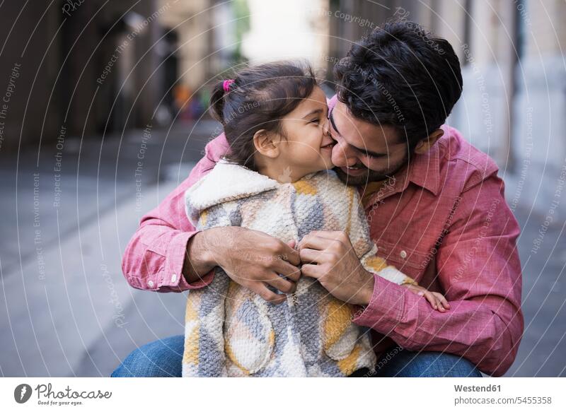 Vater kleidet Tochter in warmen Mantel Papas Väter Vati Vatis Papis Töchter anziehen sich anziehen Mäntel Jacke anlegen küssen Küsse Kuss Spaziergang Eltern