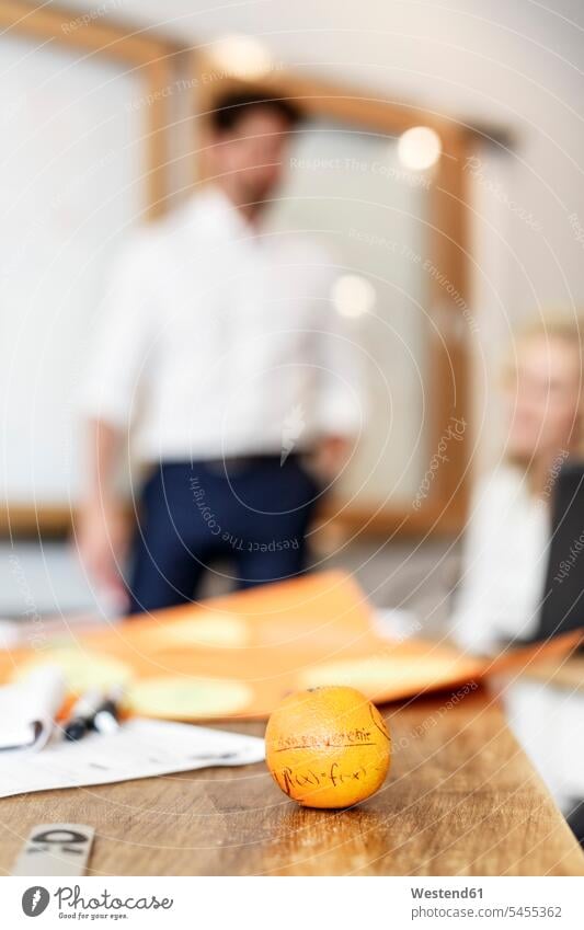 Formel auf orangem Schreibtisch im Büro liegend Meeting Business Meeting Office Büros Geschäftsbesprechung Besprechung Arbeitsplatz Arbeitsstätte Arbeitstelle