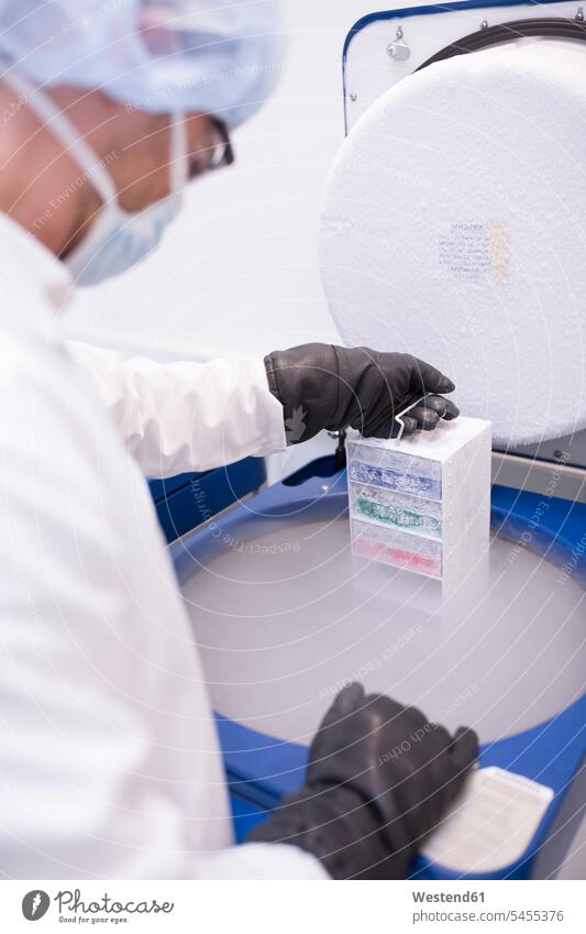 Wissenschaftlerin im Labor lagert biologisches Material im Kryolager arbeiten Arbeit Labore Laborant Laboranten wissenschaftlich Wissenschaften Arbeitsplatz