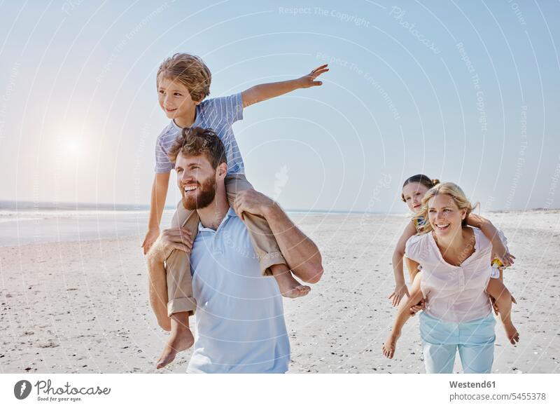 Fröhlicher Familienspaziergang am Strand lächeln Beach Straende Strände Beaches glücklich Glück glücklich sein glücklichsein Mensch Menschen Leute People