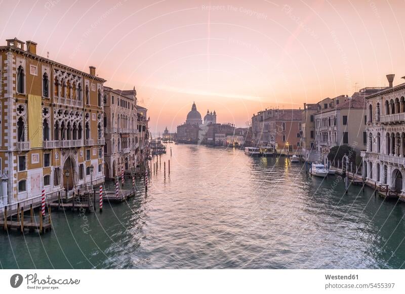 Italien, Venedig, Stadtbild mit Canal Grande in der Dämmerung Wolke Wolken Außenaufnahme draußen im Freien Architektur Baukunst Daemmerung Sehenswürdigkeit