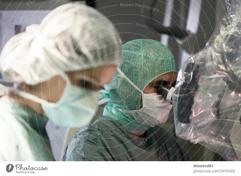 Neurochirurg und OP-Schwester während einer Operation Arzt Doktoren Ärzte Operationen operieren Chirurgie Medizin medizinisch Gesundheitswesen Behandlung