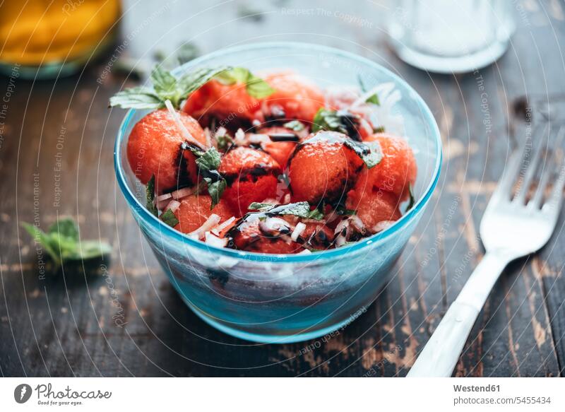 Wassermelonensalat mit Eschkalotte, Minze, Olivenöl und Balsamico in Schüssel Food and Drink Lebensmittel Essen und Trinken Nahrungsmittel Salat Salate hölzern