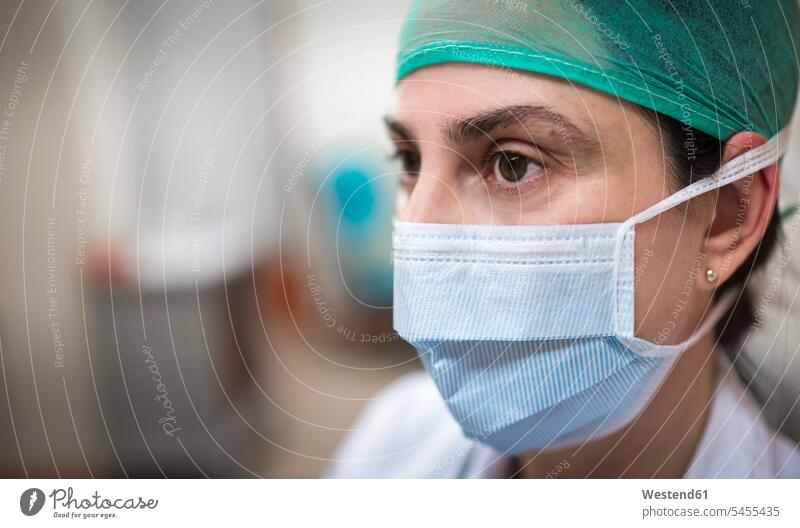 Porträt eines maskierten Arztes Mundschutz Maske Portrait Porträts Portraits Ärztin Aerztin Ärztinnen Doktorinnen Aerztinnen Frau weiblich Frauen Masken