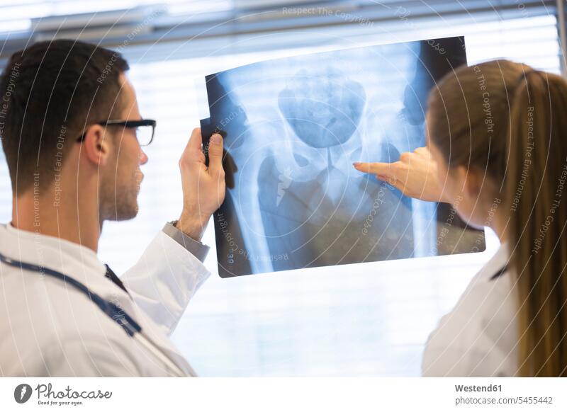 Zwei Ärzte diskutieren über Röntgenfilm Ärztin Aerztin Ärztinnen Doktorinnen Aerztinnen Arzt Doktoren Röntgenbild Roentgenbild Roentgenbilder Röntgenaufnahmen