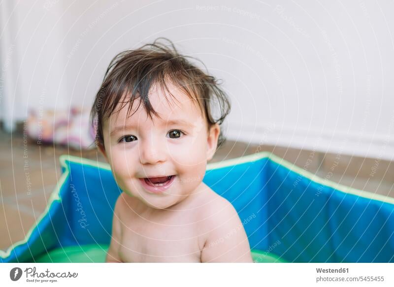 Porträt eines lächelnden Mädchens in einem Schwimmbad Portrait Porträts Portraits weibliche Babys weibliches Baby weibliche Babies Kind Kinder Mensch Menschen