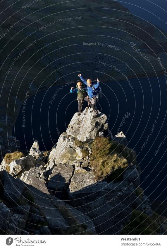 Großbritannien, Nordwales, Snowdonia, Craig Cwm Silyn, zwei Bergsteiger auf der Outside Edge Route Berge Alpinisten Landschaft Landschaften Bergsteigen