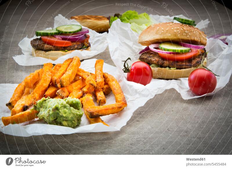 Hausgemachter Burger mit Süßkartoffelpommes und Avocado-Dip Food and Drink Lebensmittel Essen und Trinken Nahrungsmittel Avocados Persea americana Sesam