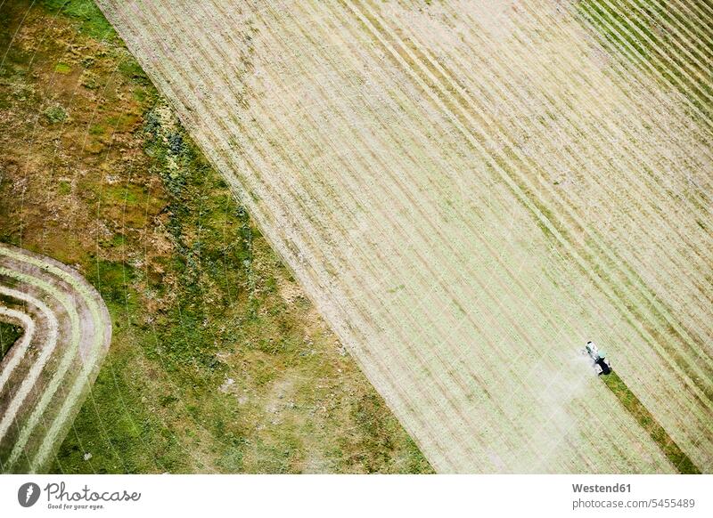 USA, Konturlandwirtschaft mit Traktor im Osten Colorados Aussicht Ausblick Ansicht Überblick Feldwirtschaft Feldbau grün landwirtschaftlich Schlepper Traktoren