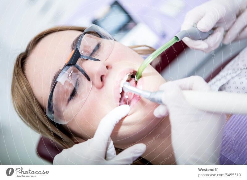Frau beim Zahnarzt bei der Wurzelkanalbehandlung Patientin Kranke Patientinnen Behandlung Krankenbehandlung Krankenbehandlungen Behandlungen weiblich Frauen