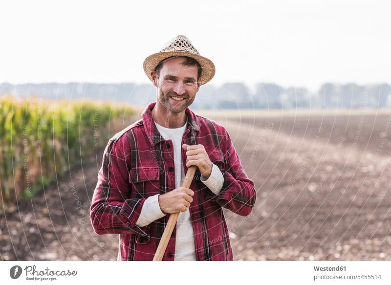 Porträt eines selbstbewussten Landwirts auf dem Feld Portrait Porträts Portraits Bauer Landwirte Bauern Felder lächeln Mann Männer männlich Landwirtschaft