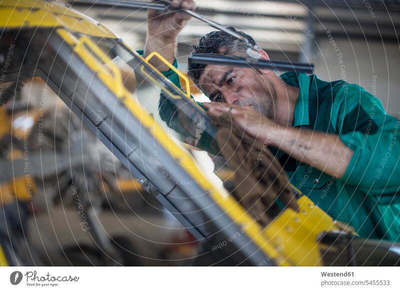Mechaniker im Hangar bei der Reparatur von Leichtflugzeugen Flugzeug Flieger Flugzeuge reparieren arbeiten Arbeit Monteur Verkehrswesen Transportwesen Industrie