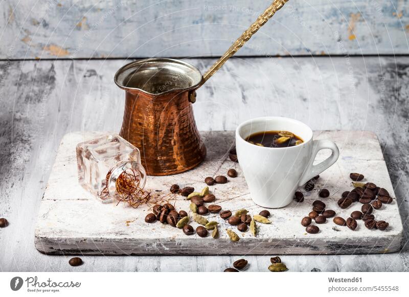 Tasse arabischer Kaffee und Zutaten Textfreiraum Kaffeetasse Kaffeetassen Kupfer kupfern Stillleben Stillife still life Stills Stilleben Mokka Nostalgie