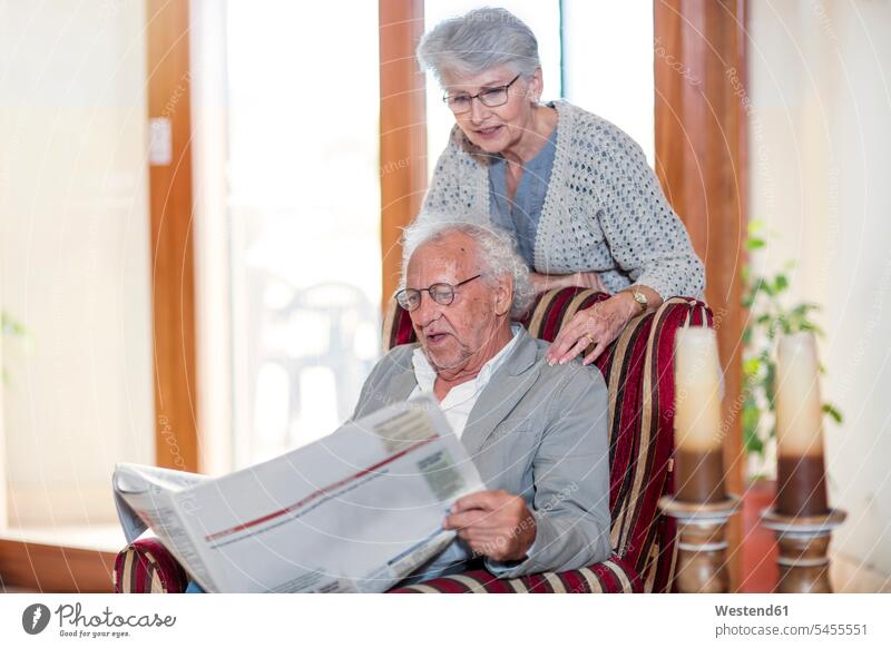Älterer Mann und Frau sitzen in der Bibliothek und lesen Zeitung Senior ältere Männer älterer Mann Senioren Altersheim Altenheim Seniorenheim Seniorin