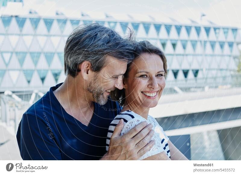 Porträt eines glücklichen reifen Paares im Freien Liebe lieben lächeln Pärchen Partnerschaft Portrait Porträts Portraits positiv Emotion Gefühl Empfindung