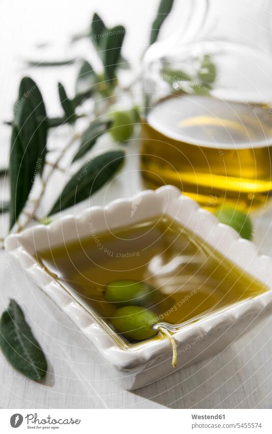 Frisches Olivenöl in Schale mit grünen Oliven Öl Öle Kräuteröl grüne Olive gruene Olive gruene Oliven grüne Oliven selbstgemacht selbstgemachte hausgemacht