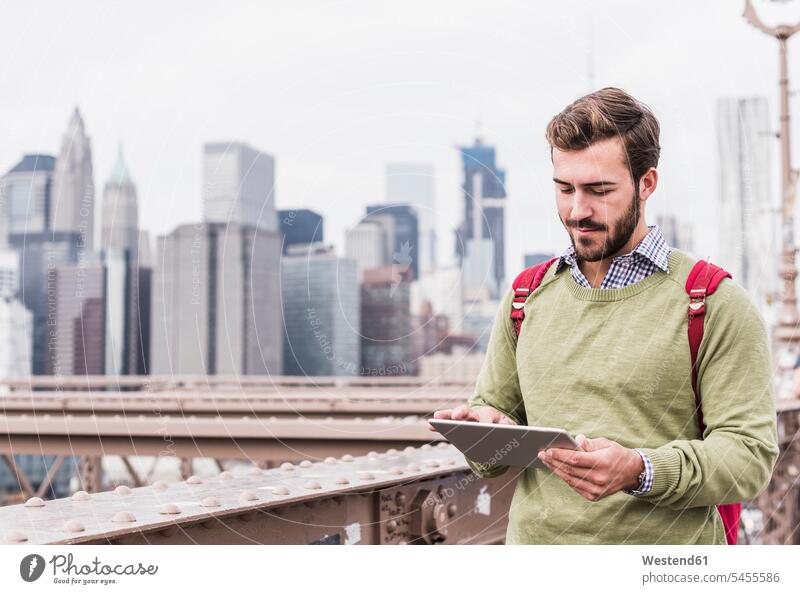 USA, New York City, Mann auf der Brooklyn Bridge mit Tablette Tablet Computer Tablet-PC Tablet PC iPad Tablet-Computer New York State Männer männlich Rechner