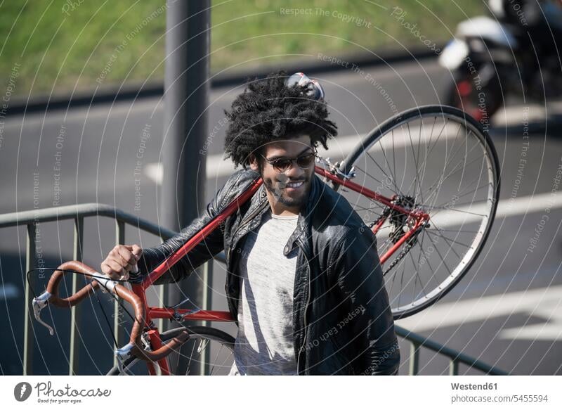Mann, der sein Fahrrad nach oben trägt lächeln tragen transportieren Bikes Fahrräder Räder Rad Männer männlich Raeder Erwachsener erwachsen Mensch Menschen