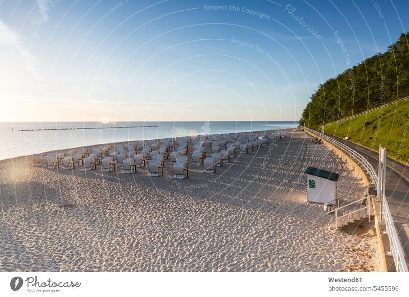 Deutschland, Rügen, Sellin, Blick auf Strand mit Kapuzenstrandkörben in der Morgendämmerung Strandkorb Strandkörbe Strandkoerbe Morgenlicht morgendliches Licht