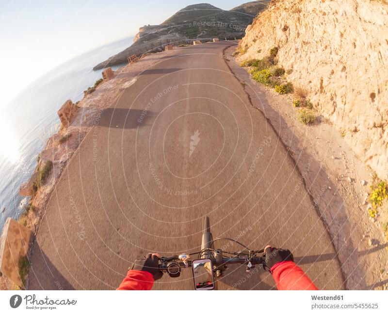 Spanien, Andalusien, Cabo de Gata, persönliche Perspektive eines Radfahrers auf einer Strasse Smartphone iPhone Smartphones Straße Strassen Straßen fahren