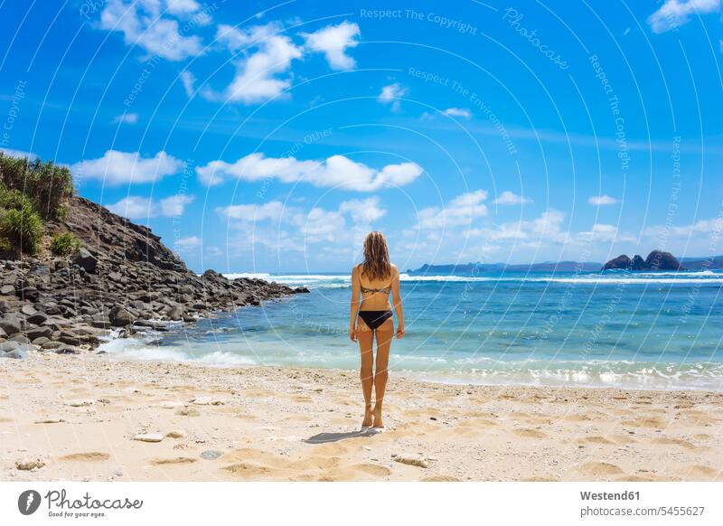 Indonesien, Lombok, Frau am Sandstrand stehen stehend steht weiblich Frauen Meer Meere Strand Beach Straende Strände Beaches Erwachsener erwachsen Mensch