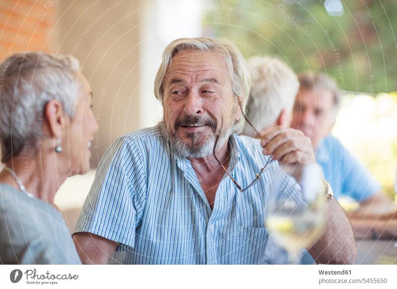 Porträt eines älteren Mannes, der einer älteren Frau zuhört Freunde Portrait Porträts Portraits Senior ältere Männer älterer Mann Senioren Freundschaft
