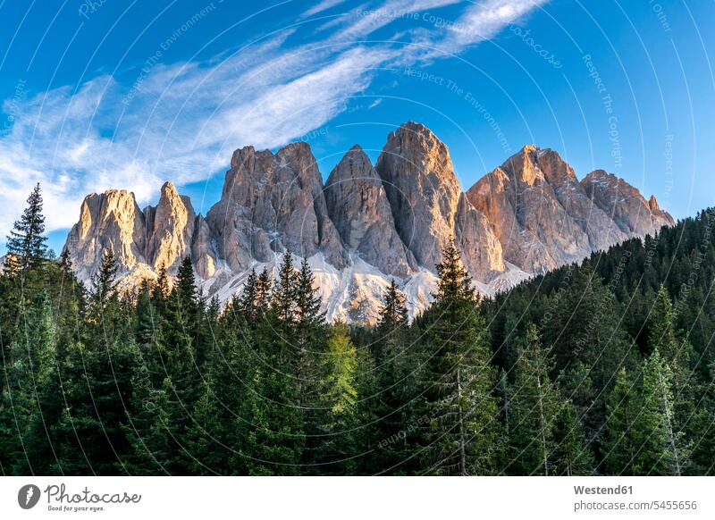 Italien, Südtirol, Villnösser Tal, Geisler-Gruppe Wolke Wolken Ruhe Beschaulichkeit ruhig Nadelwald Nadelwaelder Nadelwälder Villnösstal Villnoesstal Tag am Tag