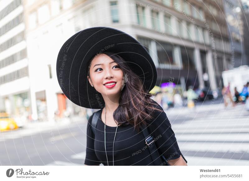 USA, New York City, Manhattan, Porträt einer modischen jungen Frau mit schwarzem Hut Hüte weiblich Frauen Portrait Porträts Portraits Erwachsener erwachsen