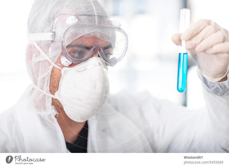 Wissenschaftlerin, die im Labor arbeitet und ein Reagenzglas hält arbeiten Arbeit Labore Test testen überprüfen ueberpruefen wissenschaftlich Wissenschaften