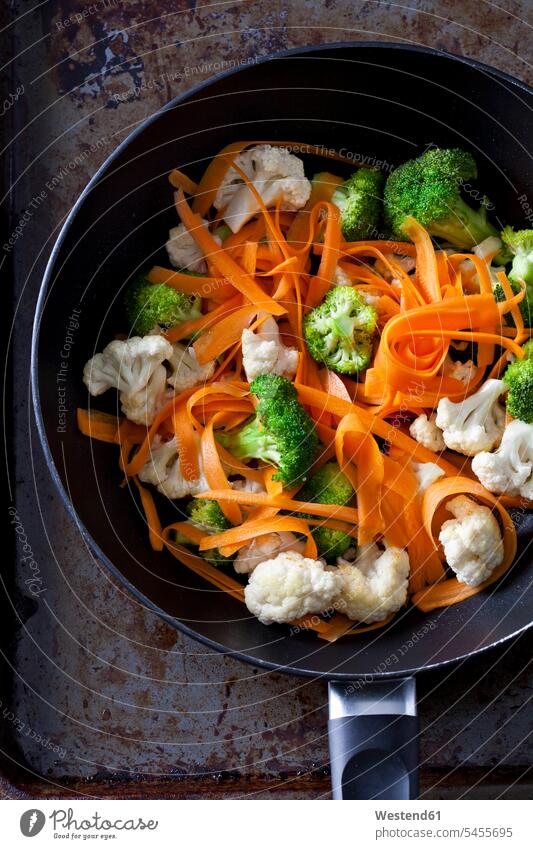 Gemischtes Gemüse in der Pfanne Food and Drink Lebensmittel Essen und Trinken Nahrungsmittel zubereiten kochen Essen zubereiten Blumenkohl Karotte Karotten