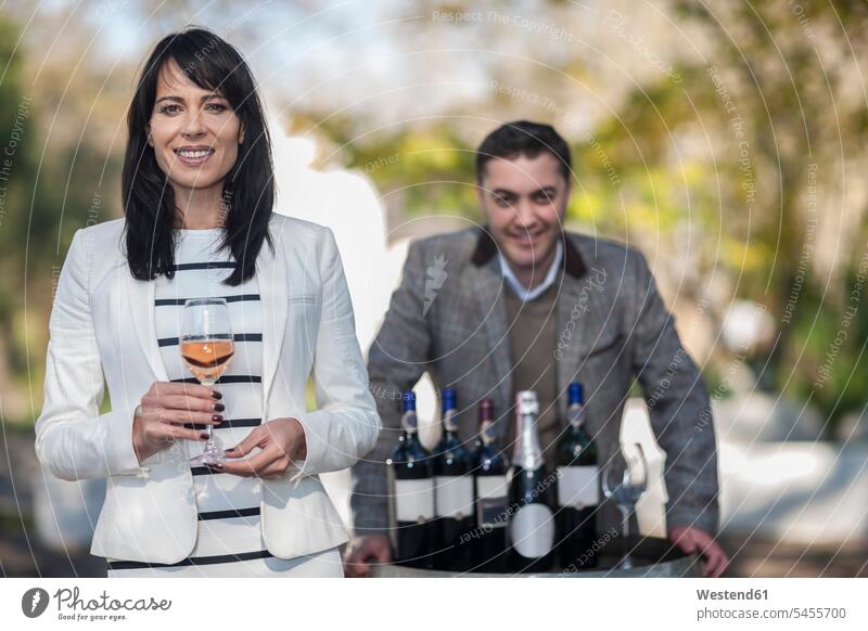 Weinverkäufer präsentieren Wein auf einer Weingut-Veranstaltung Weinprobe Weinproben Weine Verkäuferin Fachverkäufer Weinglas Weingläser verkaufen Marketing