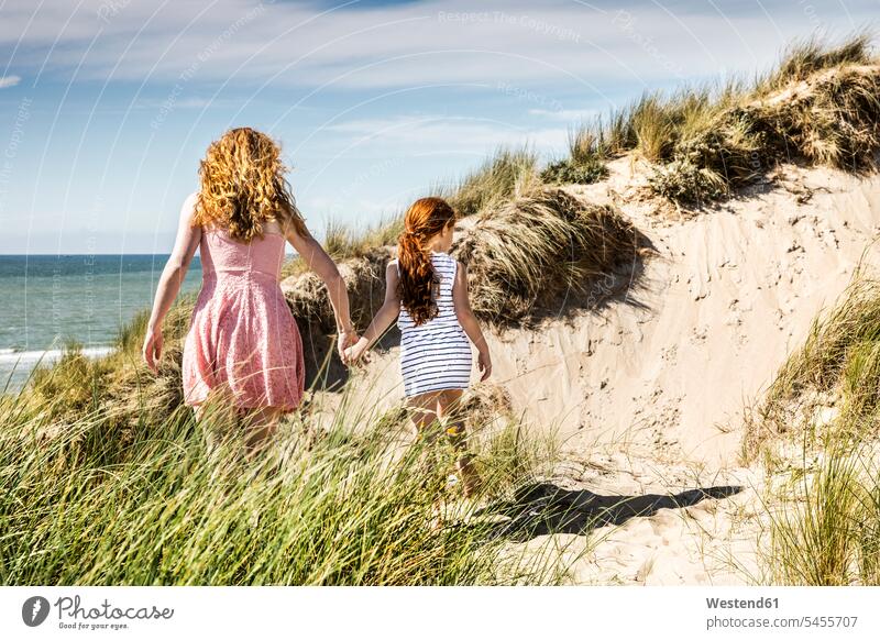 Niederlande, Zandvoort, Mutter und Tochter spazieren in Stranddünen Beach Straende Strände Beaches Sanddüne Sanddünen Töchter Familie Familien Spaß Spass Späße