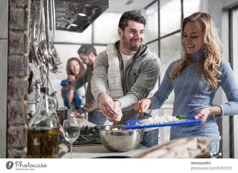 Kochen zu zweit für Familie und Freunde in der Küche kochen Küchen Paar Pärchen Paare Partnerschaft Mensch Menschen Leute People Personen Freundschaft