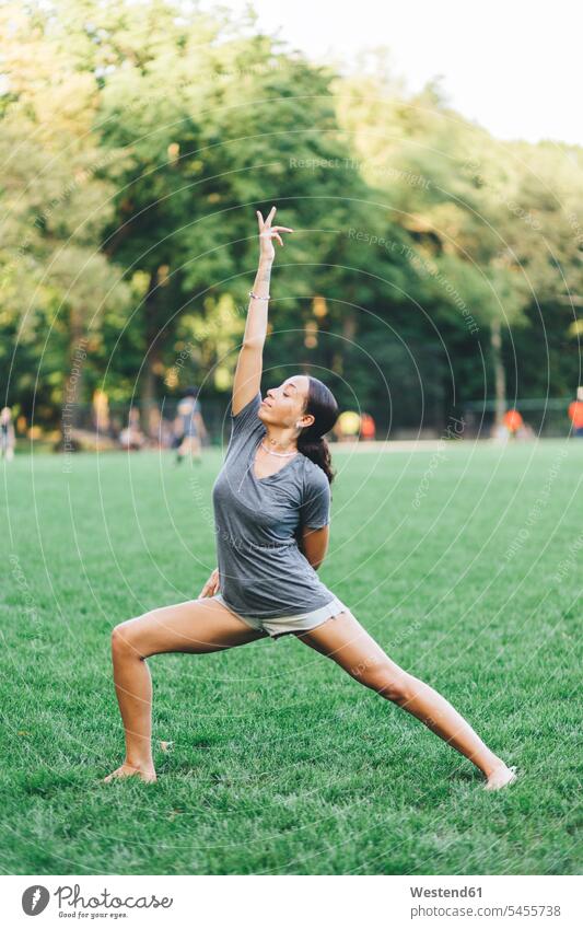 Junge Frau macht Yoga-Übungen in einem Park Yogauebungen Yogaübungen Jogauebung Jogauebungen weiblich Frauen Achtsamkeit bewusst Bewusstheit achtsam