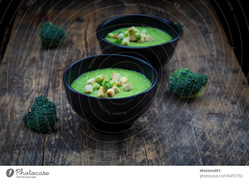 Brokkoli-Suppe in Schüssel, Croutons Schalen Schälchen Schüsseln Gesunde Ernährung Ernaehrung Gesunde Ernaehrung Gesundheit gesund zubereitet servierfertig