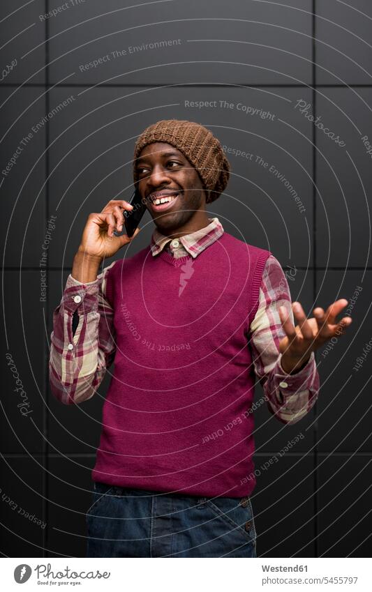 Porträt eines lächelnden Mannes am Telefon Männer männlich telefonieren anrufen Anruf telephonieren Erwachsener erwachsen Mensch Menschen Leute People Personen