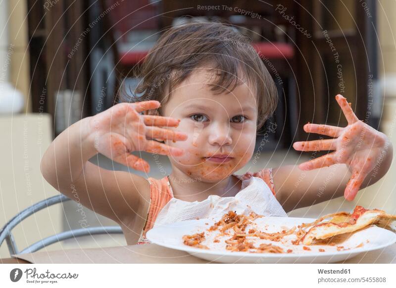 Porträt eines kleinen Mädchens, das Spaghetti mit den Fingern isst essen essend weiblich Portrait Porträts Portraits Kind Kinder Kids Mensch Menschen Leute