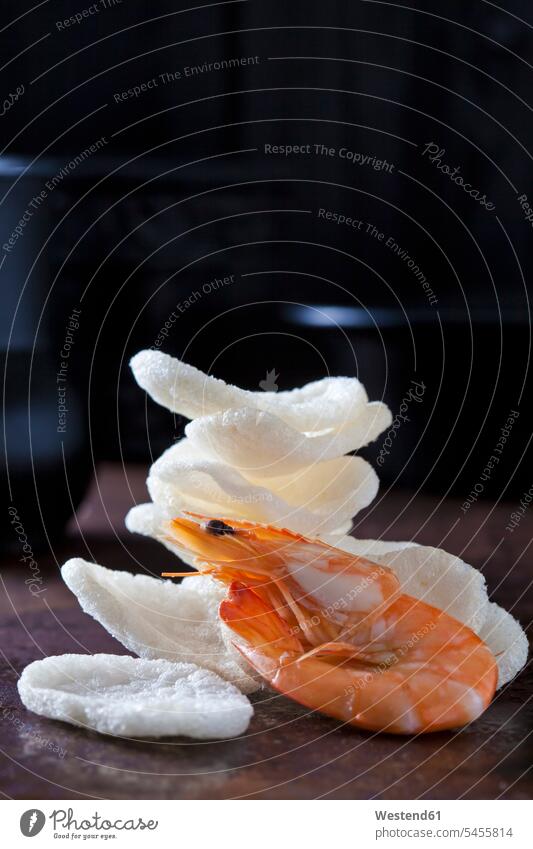Stapel von Garnelencrackern und Garnelen Niemand gestapelt Haufen Seafood Meeresfrüchte Snack Imbiss Zwischenmahlzeit Snacks Asiatische Küche Asiatisches Essen