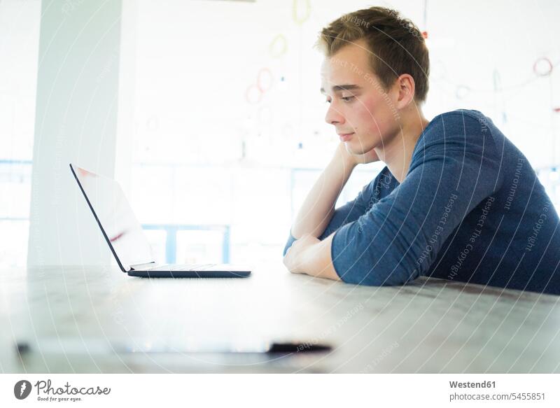 Besorgter Student schaut auf Laptop Computer Portrait Mann besorgt Unsicherheit studieren Erwachsener Mensch Internet Lifestyle Verbindung Ungewissheit WLan