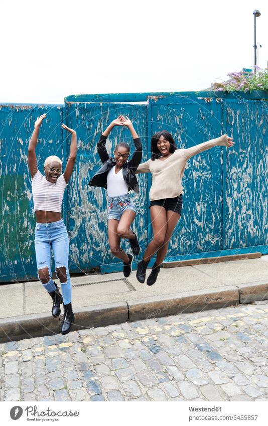 Drei Freunde haben Spaß daran, in die Luft zu springen hüpfen Freundinnen Luftsprung Luftsprünge einen Luftsprung machen Luftspruenge Sprung Spruenge Sprünge