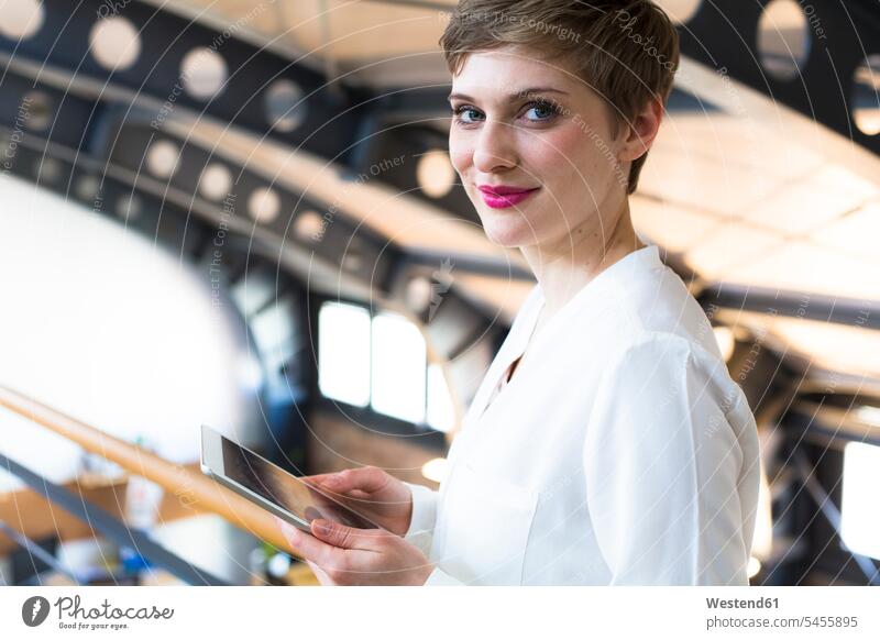 Porträt einer lächelnden Geschäftsfrau, die ein Tablett hält Frau weiblich Frauen Geschäftsfrauen Businesswomen Businessfrauen Businesswoman Tablet Computer