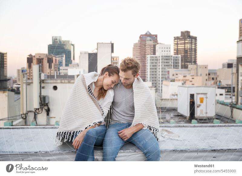 Romantisches Paar sitzt auf der Dachterrasse und genießt die Aussicht Dachterrassen glücklich Glück glücklich sein glücklichsein flirten Flirt sitzen sitzend