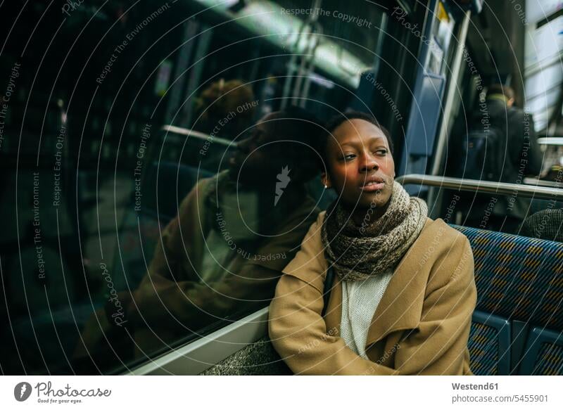 Porträt einer jungen Frau in der U-Bahn Ubahn U-Bahnen Untergrundbahnen Ubahnen Underground Subway weiblich Frauen Portrait Porträts Portraits Verkehrswesen