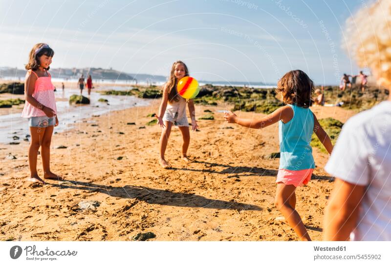 Gruppe von Kindern, die am Strand mit dem Ball spielen Beach Straende Strände Beaches Freunde Freundschaft Kameradschaft Kids Bälle Mensch Menschen Leute People